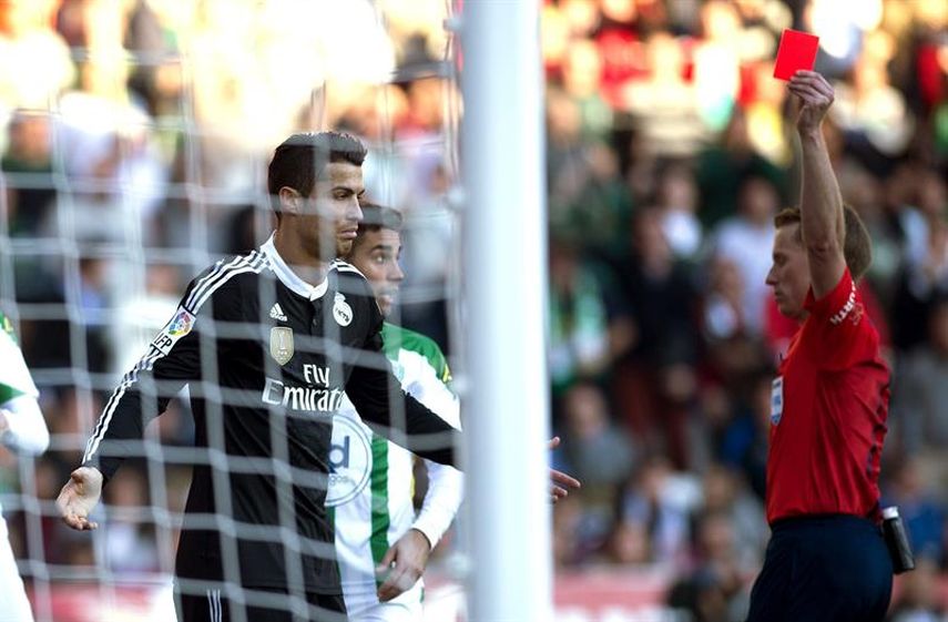 Cristiano vio la roja de forma inmediata. (EFE)