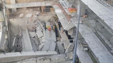 El derrumbe ocurrió en un estacionamiento en construcción