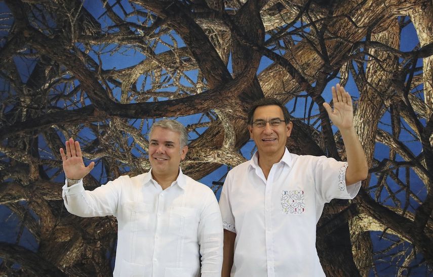 En esta foto provista por la Oficina de Prensa del Gobierno Peruano, el presidente colombiano Iván Duque y el mandatario peruano Martín Vizcarra, saludan antes de iniciar una reunión bilateral en Pucallpa, Perú, el martes 27 de agosto de 2019.&nbsp;