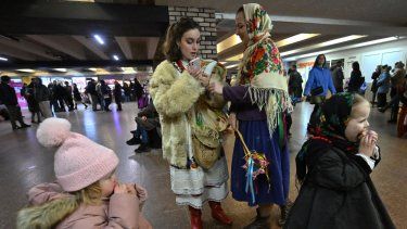 Los residentes locales se refugian dentro de una estación de metro durante los ataques rusos en Kiev el 31 de diciembre de 2022.