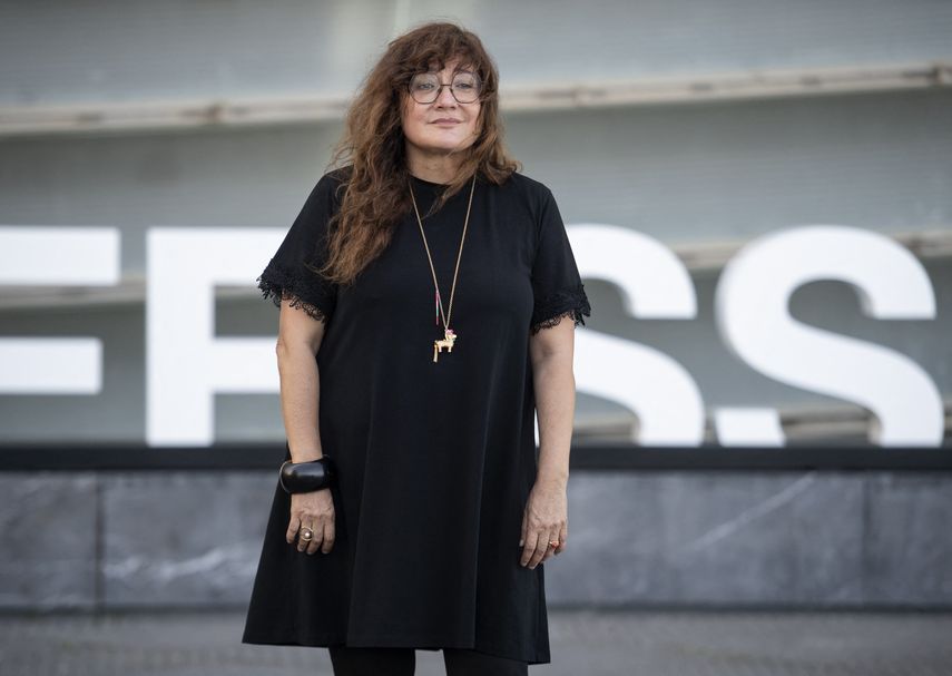 La directora española Isabel Coixet posa durante la sesión de fotos del documental El sostre groc durante el 70º Festival Internacional de Cine de San Sebastián en la ciudad vasca de San Sebastián, en el norte de España, el 22 de septiembre de 2022.