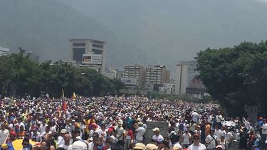 Una de las marchas más grandes registrada en la ciudad capital se registra este miércoles.