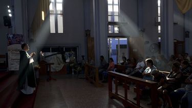 En esta imagen de archivo, tomada el 20 de junio de 2019, el sacerdote Fernando Cuevas (izquierda), de los misioneros scalabrinianos, oficia una misa en una iglesia en Tecún Umán, Guatemala, en la frontera con México.&nbsp;&nbsp;