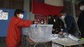 Una mujer vota en un colegio electoral en Santiago de Chile, el domingo 25 de octubre de 2020. Millones de chilenos están convocados a las urnas para decidir si reemplazan o no la Constitución legada por la dictadura militar (1973-1990) en medio de la pandemia del coronavirus. Los contagiados y sus contactos estrechos tienen prohibido votar. Una mujer vota en un colegio electoral en Santiago de Chile, el domingo 25 de octubre de 2020. Millones de chilenos están convocados a las urnas para decidir si reemplazan o no la Constitución legada por la dictadura militar (1973-1990) en medio de la pandemia del coronavirus. Los contagiados y sus contactos estrechos tienen prohibido votar.
