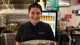 Karla Hoyos, chef voluntaria de World Central Kitchen y propietaria de Tacotomia, sostiene un plato llamado Machete, durante una entrevista con la AFP en el centro de Miami, Florida, el 22 de noviembre de 2023.