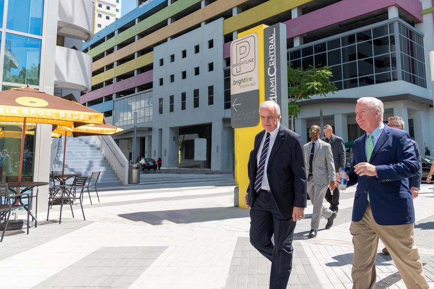 El alcalde de Miami-Dade, Carlos Giménez, acompaña al titular de Tampa,&nbsp;Bob Buckhorn, durante su visita a MiamiCentral.