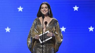 Anne Hathaway presenta el premio al mejor actor en la vigésimo quinta edición anual de los Critics Choice Awards el domingo 12 de enero de 2020, en el Barker Hangar en Santa Mónica, California.&nbsp; 