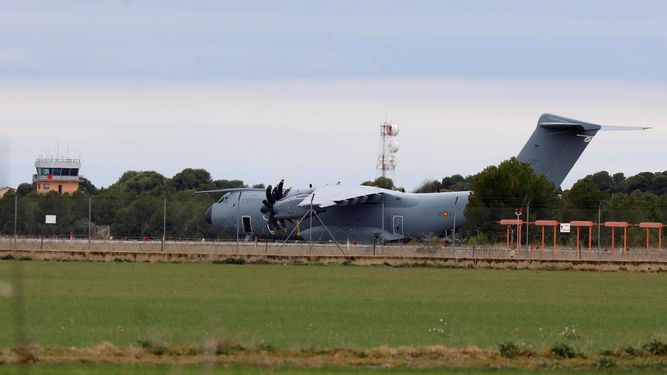 Uno de los aviones del ejército del Aire a su llegada a la base aérea de Los Llanos para recoger el cargamento de armas que enviarán a Ucrania, en la base aérea de Los Llanos, en Albacete, Castilla-La Mancha (España).&nbsp;