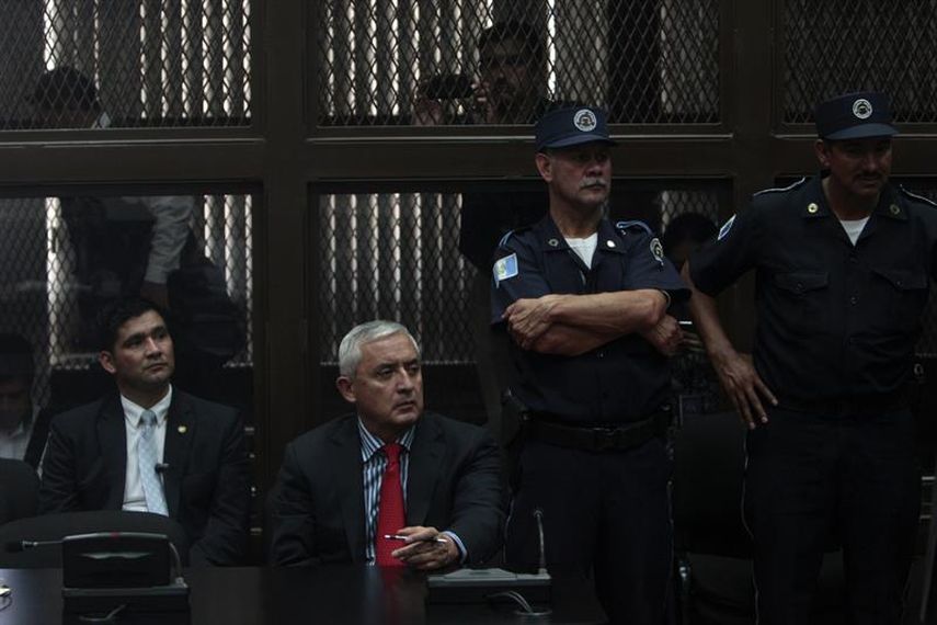  El presidente de Guatemala Otto PérezMolina asiste a un juzgado en Ciudad de Guatemala.(EFE)