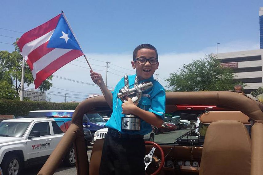 Jonael Santiago disfruta sus primeros días como un profesional de la canción durante una caravana en Puerto Rico, en su pueblo Arecibo. (FACEBOOK)