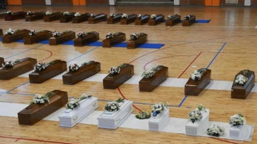 Ataúdes blancos para los niños muertos en el naufragio en Italia