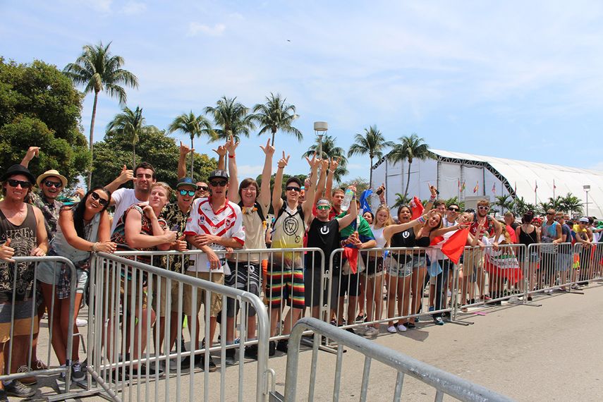 Muchas personas de diversas partes del mundo se congregaron en el Bayfront Park para escuchar a sus DJ´s favoritos de la música electrónica. (C. CORBETTA)