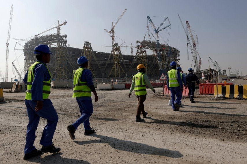 Foto del 20 de diciembre del 2019, trabajadores caminan afuera del Estadio Lusail, uno de los estadios del Mundial de Catar 2022.
