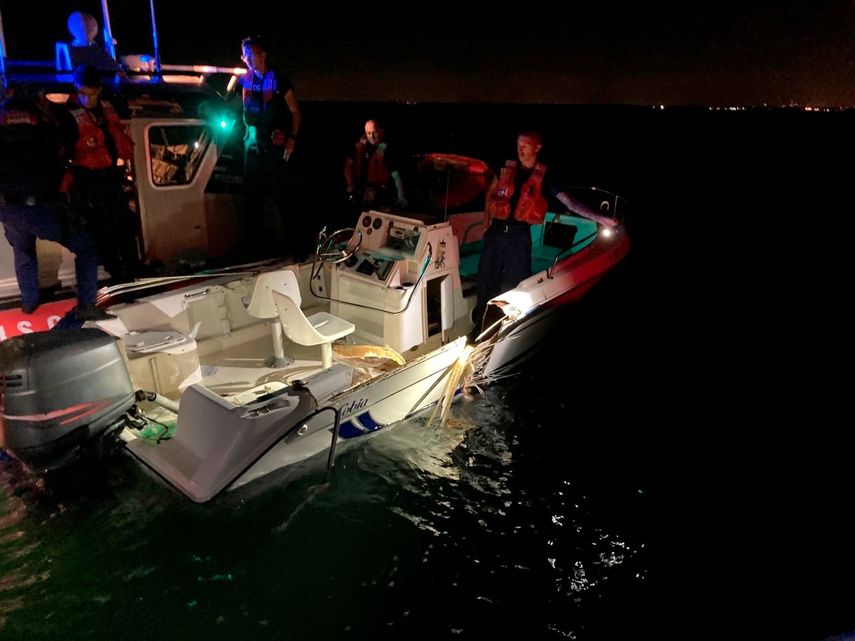 Un miembro de la Guardia Costera inspecciona una embarcación que colisionó con otra cerca de cayo Vizcaíno, en Florida, la noche del viernes 17 de junio de 2022.&nbsp;