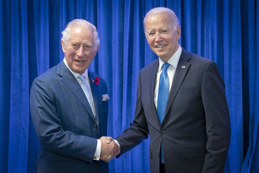 El entonces príncipe Carlos de Inglaterra, a la izquierda, recibe al presidente de Estados Unidos, Joe Biden, antes de su reunión bilateral en la cumbre climática COP26 en Glasgow, Escocia, el 2 de noviembre de 2021.&nbsp;