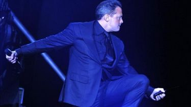 El año pasado, el intérprete de La incondicional y de Suave enojó al público mexicano en el Auditorio Nacional cuando abandonó el escenario a los pocos minutos de empezar dos conciertos de la gira Déjà vu. (EFE)