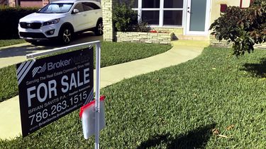 Letrero de una propiedad en venta.