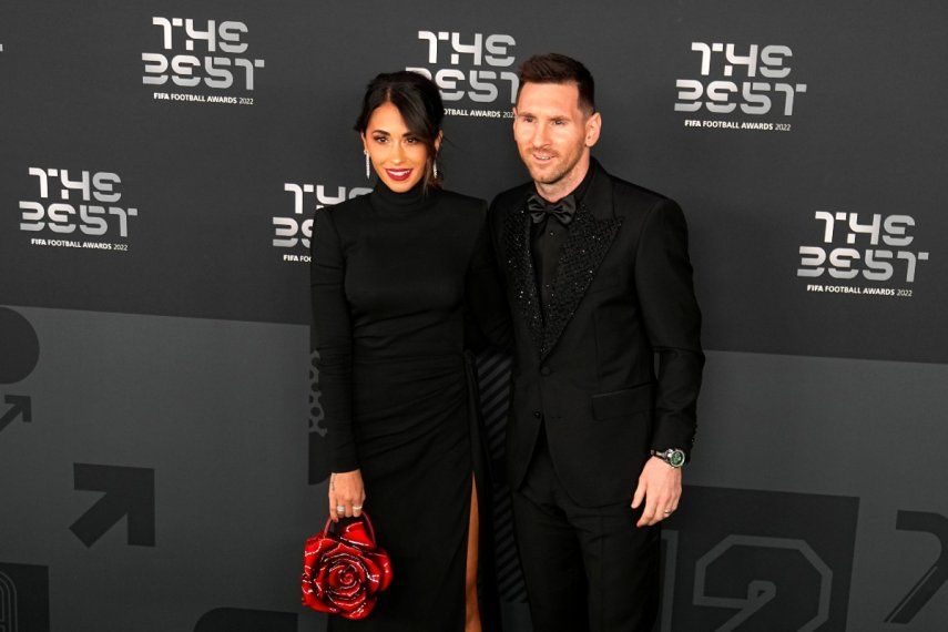 Lionel Messi posa con su esposa Antonela Roccuzzo en la alfombra verde, previo a la ceremonia de entrega de los premios The Best de la FIFA en París, el lunes 27 de febrero de 2023.