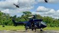 Soldados ecuatorianos iniciando una operación militar con helicópteros en las regiones amazónicas del país.
