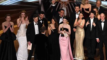 El cineasta estadounidense Sean Baker (centro) acepta el premio a la Mejor película por Anora en el escenario, junto al elenco y el equipo, durante la 97.a edición de los Premios Óscar en el Teatro Dolby en Hollywood, California, el 2 de marzo de 2025.