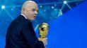 El presidente de la FIFA Gianni Infantino se retira con el trofeo de la Copa del Mundo durante al Foro Económico Mundial en Davos, Suiza, el 23 de mayo de 2022. 