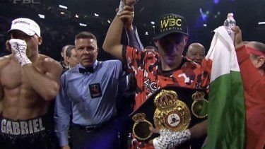 Momento en el que el mexicano-estadounidense David Benavidez es elegido como ganador unánime en la pelea contra el cubano David Morrel Jr. en Las Vegas