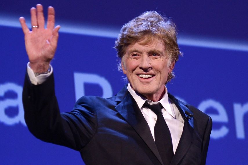 Esta foto, tomada el 1 de septiembre de 2017, muestra al actor estadounidense Robert Redford saludando tras recibir los Leones de Oro a la Trayectoria durante una ceremonia en el 74.º Festival de Cine de Venecia, en el Lido de Venecia. La leyenda del cine, cuya carrera abarcó seis décadas, falleció la madrugada del 16 de septiembre de 2025 en su casa de Utah, según informó su publicista.&nbsp;