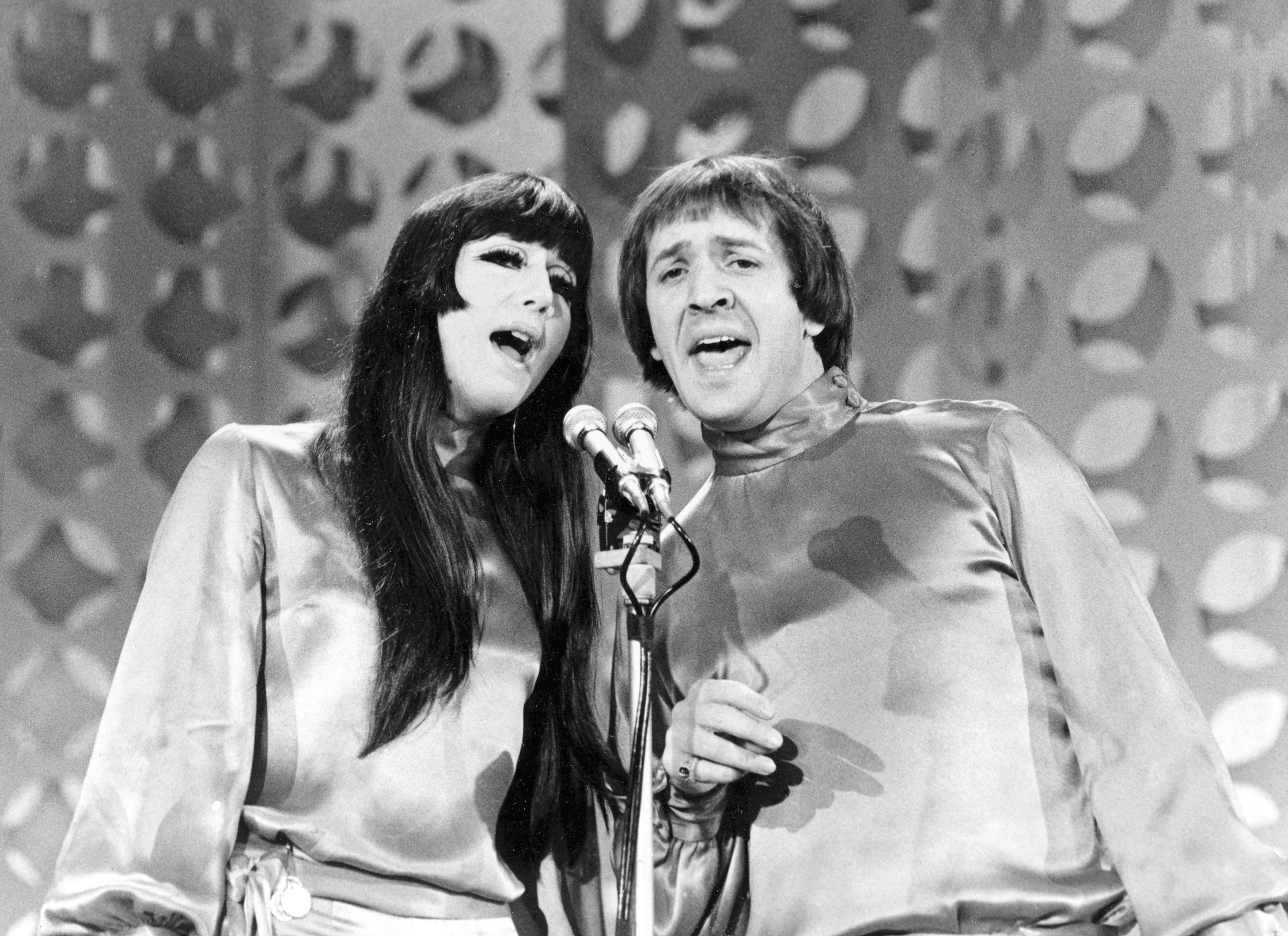 En esta foto del 21 de enero de 1966, Sonny, a la derecha, y Cher cantan durante la grabación de The Danny Thomas Special en Los Angeles. En esta foto del 21 de enero de 1966, Sonny, a la derecha, y Cher cantan durante la grabación de The Danny Thomas Special en Los Angeles.