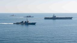 El portaaviones de propulsión nuclear USS Ronald Reagan de la Marina de los Estados Unidos (R) y a barcos de guerra surcoreanos durante un ejercicio naval combinado entre Estados Unidos y Corea del Sur en la costa este de Corea del Sur. El portaaviones de propulsión nuclear USS Ronald Reagan de la Marina de los Estados Unidos (R) y a barcos de guerra surcoreanos durante un ejercicio naval combinado entre Estados Unidos y Corea del Sur en la costa este de Corea del Sur.