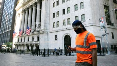 &nbsp; Un hombre que porta una mascarilla pasa frente a la Bolsa de Valores de Nueva York. &nbsp;
