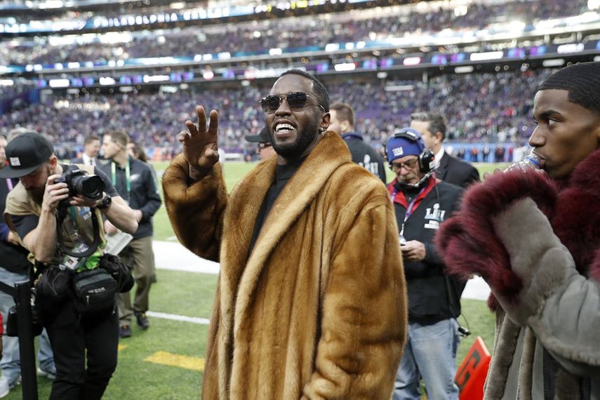 Sean P. Diddy Combs en el campo antes del inicio del partido.