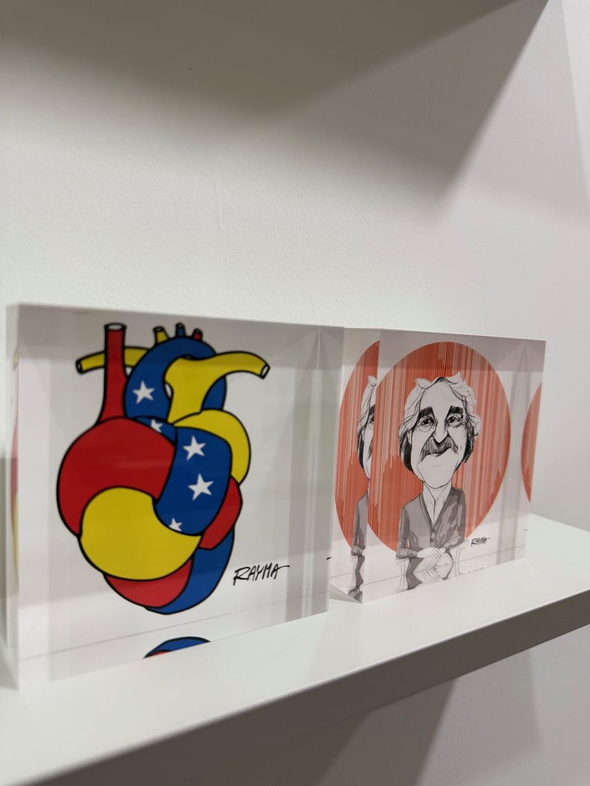 Muestra de la caricaturista venezolana Rayma en la tercera edición de la Feria Internacional de Arte de Doral. 