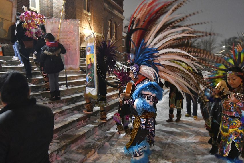 Personas con indumentarias aztecas tradicionales suben la escalinata de la Iglesia del Sagrado Coraz&oacute;n de Jes&uacute;s en Minneapolis el 24 de enero del 2020, durante dos d&iacute;as de festejos en homenaje a San Pablo, santo patrono de Axochiap&aacute;n, la localidad del sur de M&eacute;xico de donde provienen muchos de los mexicanos que residen en Minneapolis.&nbsp;