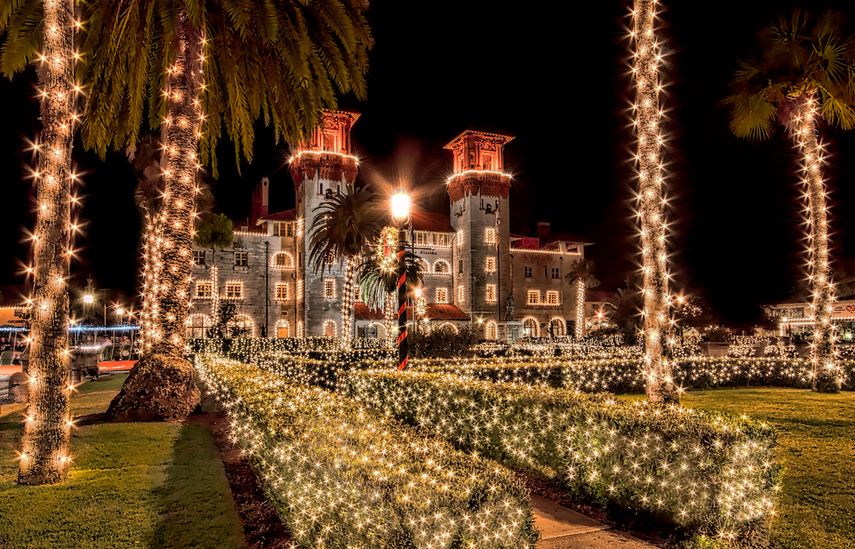 El exterior del Lightner Museum decorado con las luces navideñas en San Agustín.&nbsp;