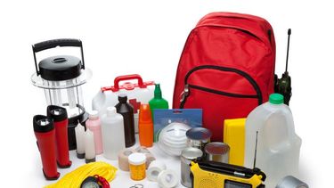 Linternas, baterías, radios y otros artículos conforman la lista de prevención