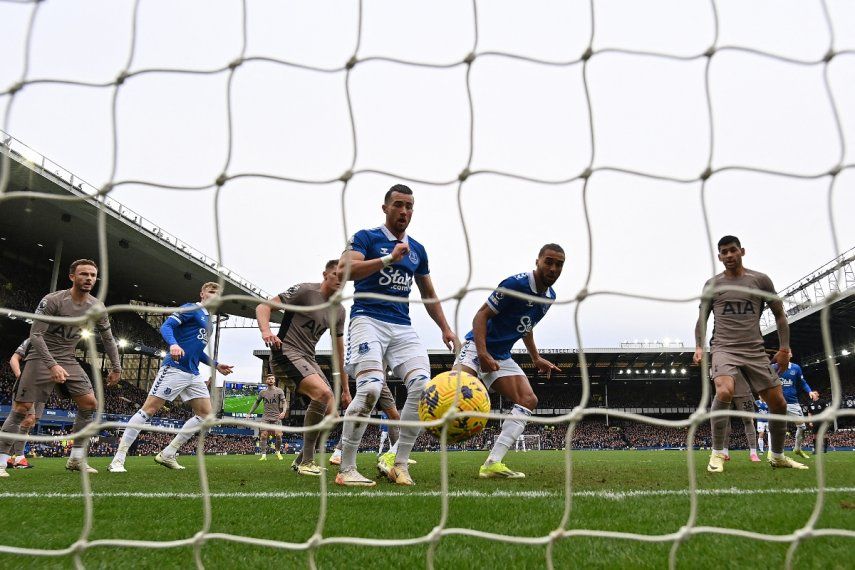 El delantero inglés del Everton #09 Dominic Calvert-Lewin (C-R) anota el empate de su equipo durante el partido de fútbol de la Premier League inglesa entre Everton y Tottenham Hotspur en Goodison Park en Liverpool, noroeste de Inglaterra, el 3 de febrero de 2024. &nbsp;
