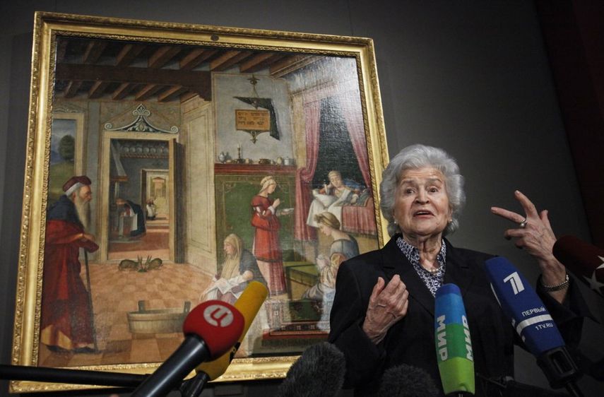 En esta fotografía de archivo del viernes 27 de abril de 2012, Irina Antonova, directora del Museo de Bellas Artes Pushkin, habla frente a una obra maestra de Vittore Carpaccio en una conferencia de prensa sobre las celebraciones del centenario del museo en Moscú, Rusia.&nbsp;