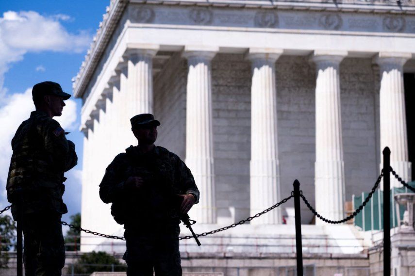 Miembros armados de la Guardia Nacional patrullan en el National Mall cerca del Monumento a Lincoln en Washington, DC, el 26 de agosto de 2025.