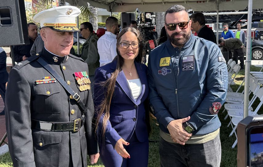 El coronel William Pérez, alcaldesa de Hialeah Jacqueline García Roves y  el veterano Juan Gonzalez. 