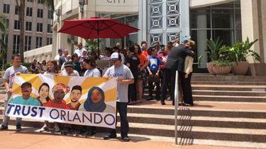 Un grupo de personas se manifiesta frente al City Hall de Orlando, en Florida, donde se aprobó la prohibición de preguntar sobre el estatus migratorio de los residentes.