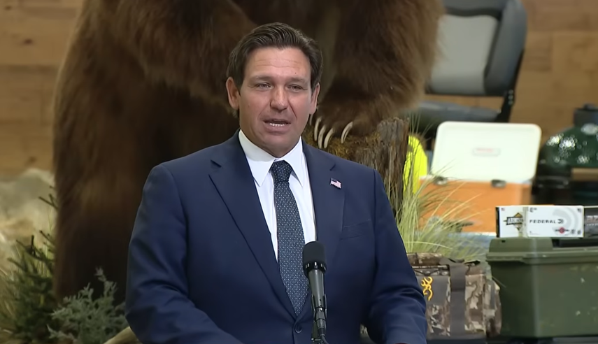 Ron DeSantis, gobernador de Florida, durante el anuncio del feriado fiscal.&nbsp;