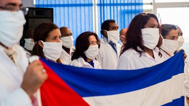Un grupo de 15 médicos cubanos arribó al aeropuerto de Martinique-Aime-Cesaire para una misión de tres meses en Francia por la pandemia del coronavirus, el 26 de junio de 2020.
