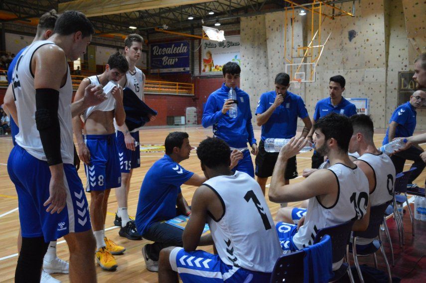 El entrenador Saulo Hernández Bris da instrucciones a los jugadores del Club Zamora