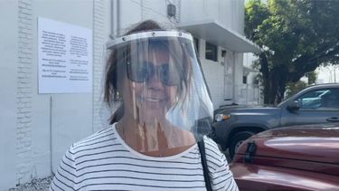 La máscara de protección, como la que compró Dora para su hijo, fue hecha por los empleados de Faulkner Plastic en Hialeah.