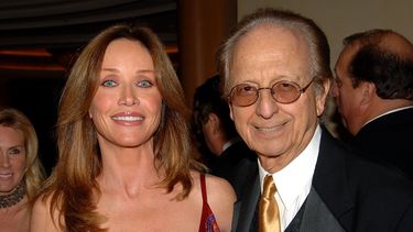 En esta foto de archivo, la actriz Tanya Roberts (izq.) y el agente Norby Walters asisten a la 16ª Gala Anual de los Oscar de Norby Walters, Noche de las 100 Estrellas, celebrada en el Hotel Beverly Hills el 5 de marzo de 2006 en Beverly Hills, California. &nbsp;