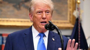 El presidente Donald Trump habla con periodistas en la Sala Roosevelt de la Casa Blanca en Washington, DC el 22 de septiembre de 2025.