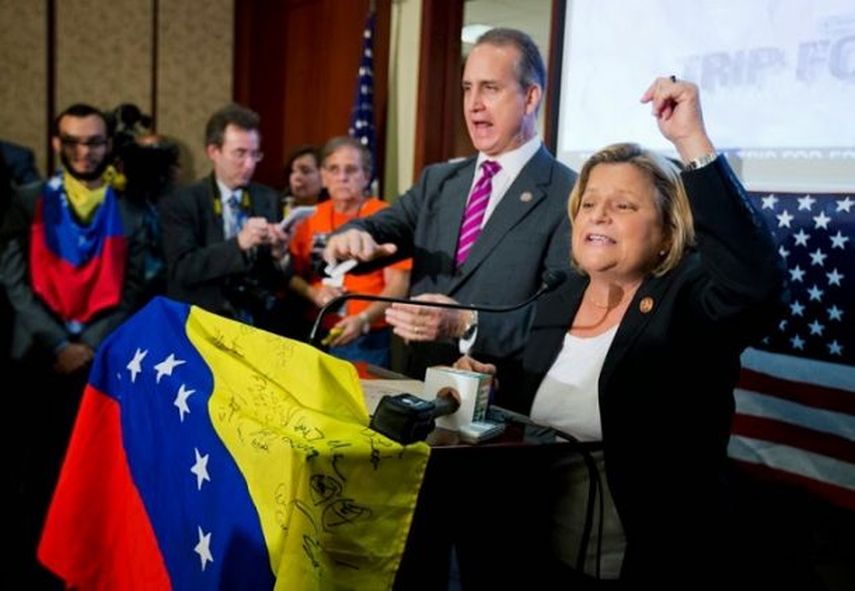 Los congresistas Mario Díaz-Balart e Ileana Ros-Lehtinen manifiestan su apoyo a un comité de venezolanos. Ileana Ros-Lehtinen, Jeff Duncan, Mario Díaz-Balart, Carlos Curbelo y el congresista demócrata Albio Sires firmaron una carta donde piden al Depar