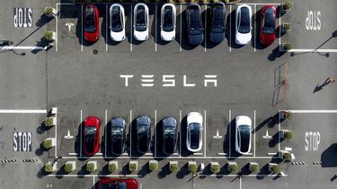 Un estacionamiento con vehículos de Tesla.