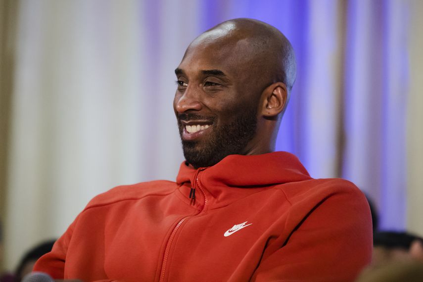 En foto de archivo del 21 de marzo del 2019 el exjugador de los Lakers Kobe Bryant se reune con estudiantes de la preparatoria Andrew Hamilton en Filadelfia. El 12 de mayo del 2020 la academia de deportes del Sur de California de la que fue co-propietario el fallecido Kobe Bryant retir&oacute; su apodo de &ldquo;Mamba&rdquo; y regresar&aacute; a su nombre original de Sports Academy.&nbsp;
