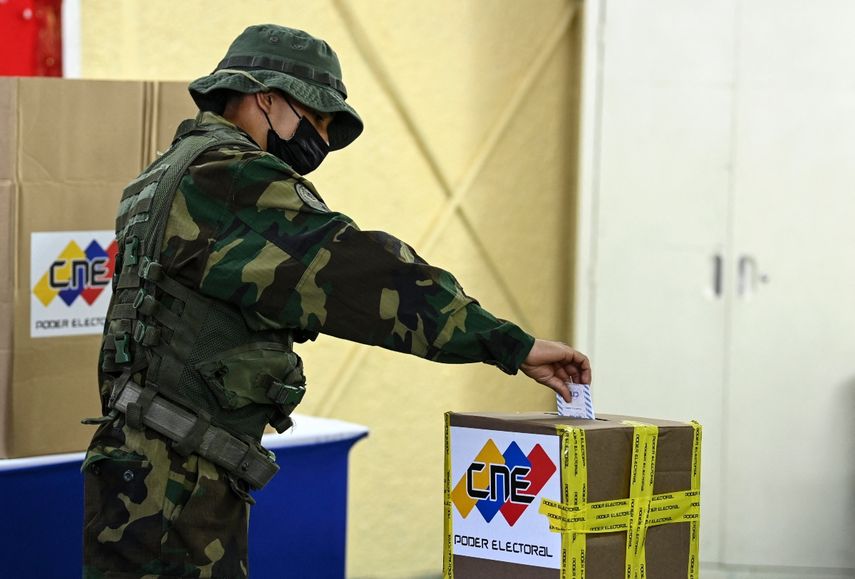 Militar de Venezuela ejerce su derecho al voto en las elecciones regionales del 21 de noviembre.&nbsp; &nbsp;